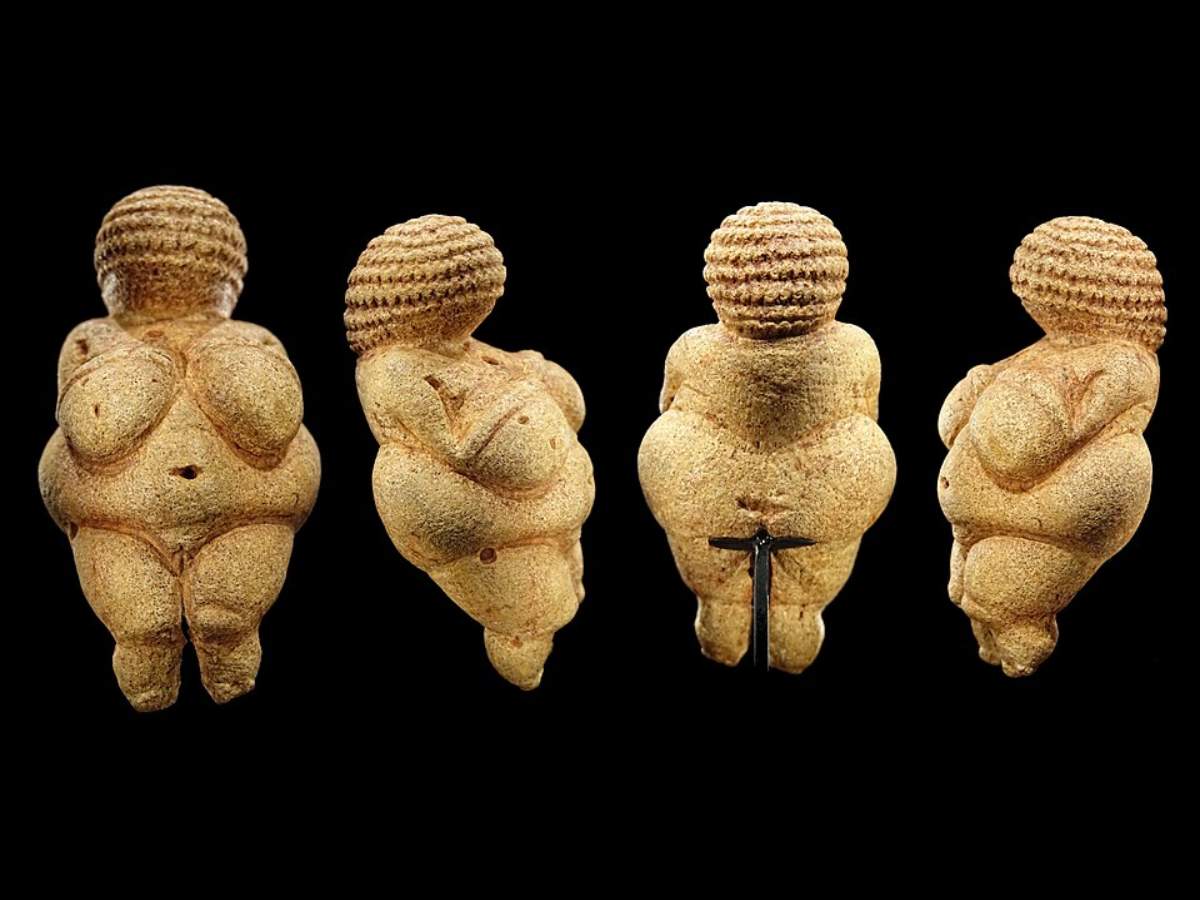 Venus of Willendorf - All sides