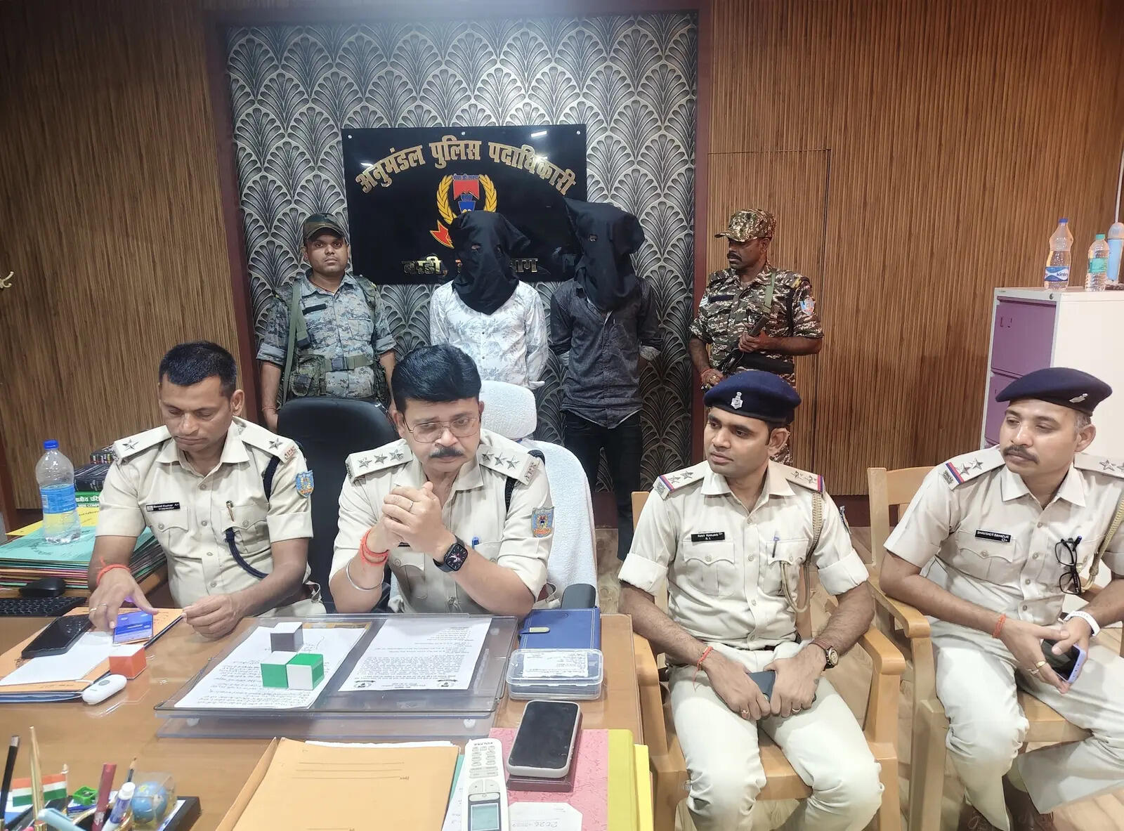 7f2132d2-3018-4023-b462-0becbbce373e_Police_officials_with_duo_arrested_accused_on_Wednesday.Vishvendu_Jaipuriar.jpg