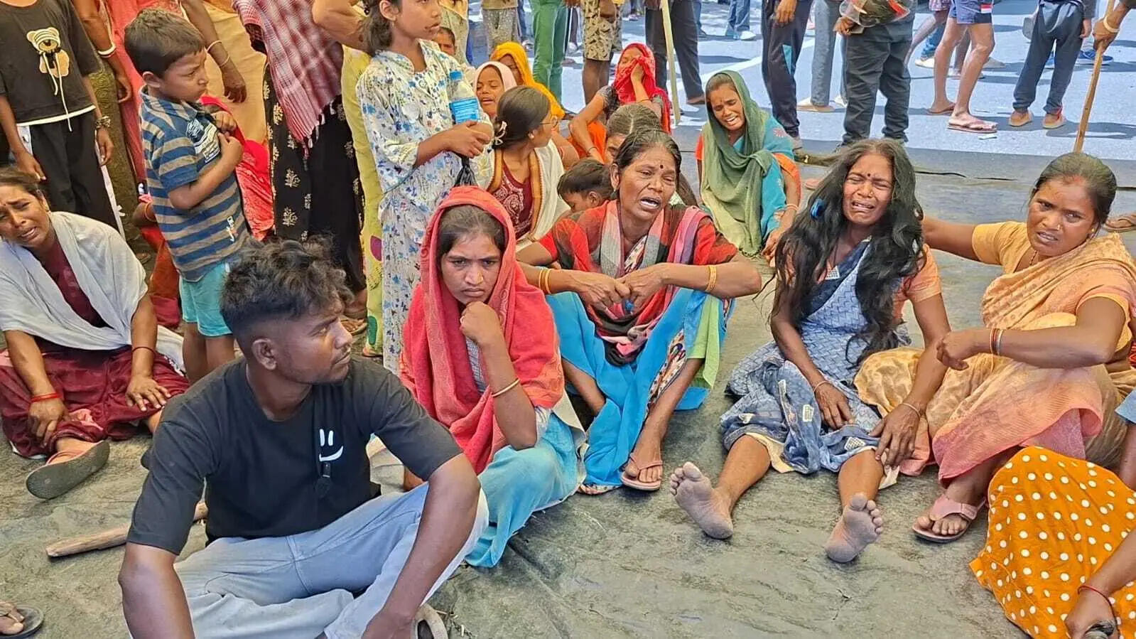 62200d80-fbcd-4894-93fb-fc4f89aacff5_Grief-stricken_family_members_protest_on_the_road_in_Chatra_on_Wednesday.Vishvendu_Jaipuriar.jpg