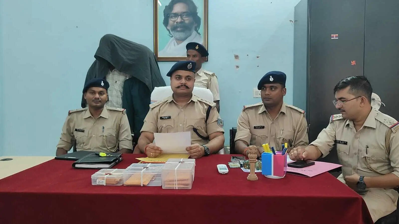 64cc55ed-2772-4a49-930f-b8d4d5029a15_Police_officials_with_arrested_accused_in_Chatra_on_Thursday.Vishvendu_Jaipuriar.jpg