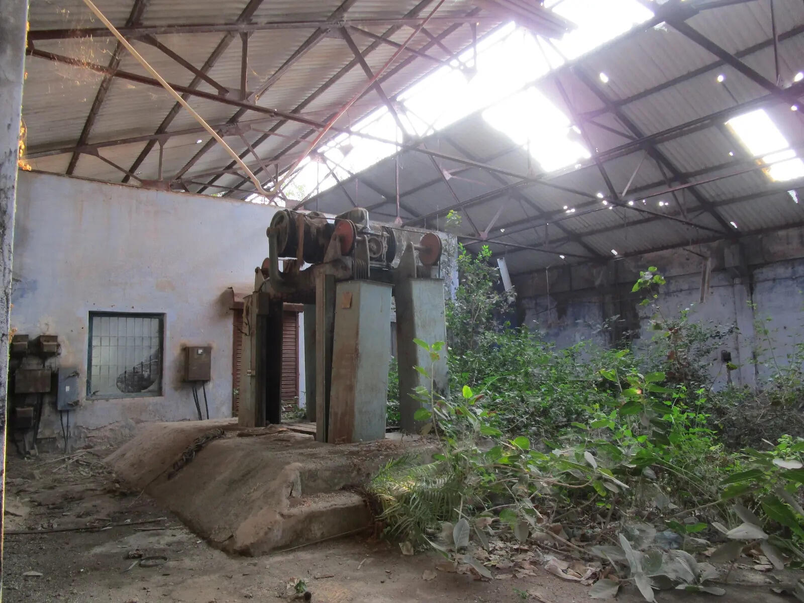 af55c8a2-6ddd-4ac9-885c-251f468b4654_valuable_looms_tools_and_other_machines_gathering_dust_in_the_spinning_mill.JPG