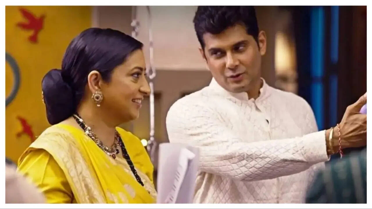 Amar Upadhyay with Smriti Irani on the sets of Kyunki Saas Bhi Kabhi Bahu Thi 2