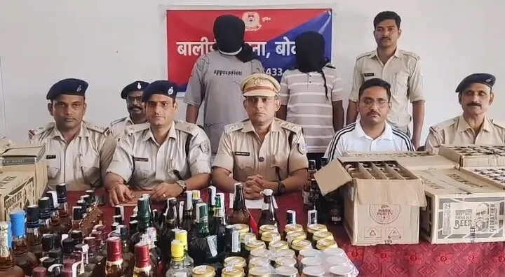 8abcd92f-4bc4-4f52-bf48-b8da0dbc30ab_Bokaro_police_with_seized_liquor_bottles_and_arrested_accused.jpg