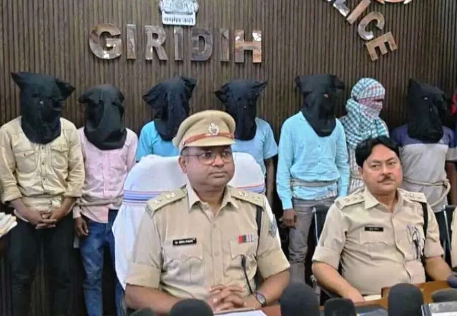 89bb7fda-eae2-4088-a69a-4488f6ccac75_giridih-police-press-conference.jpg