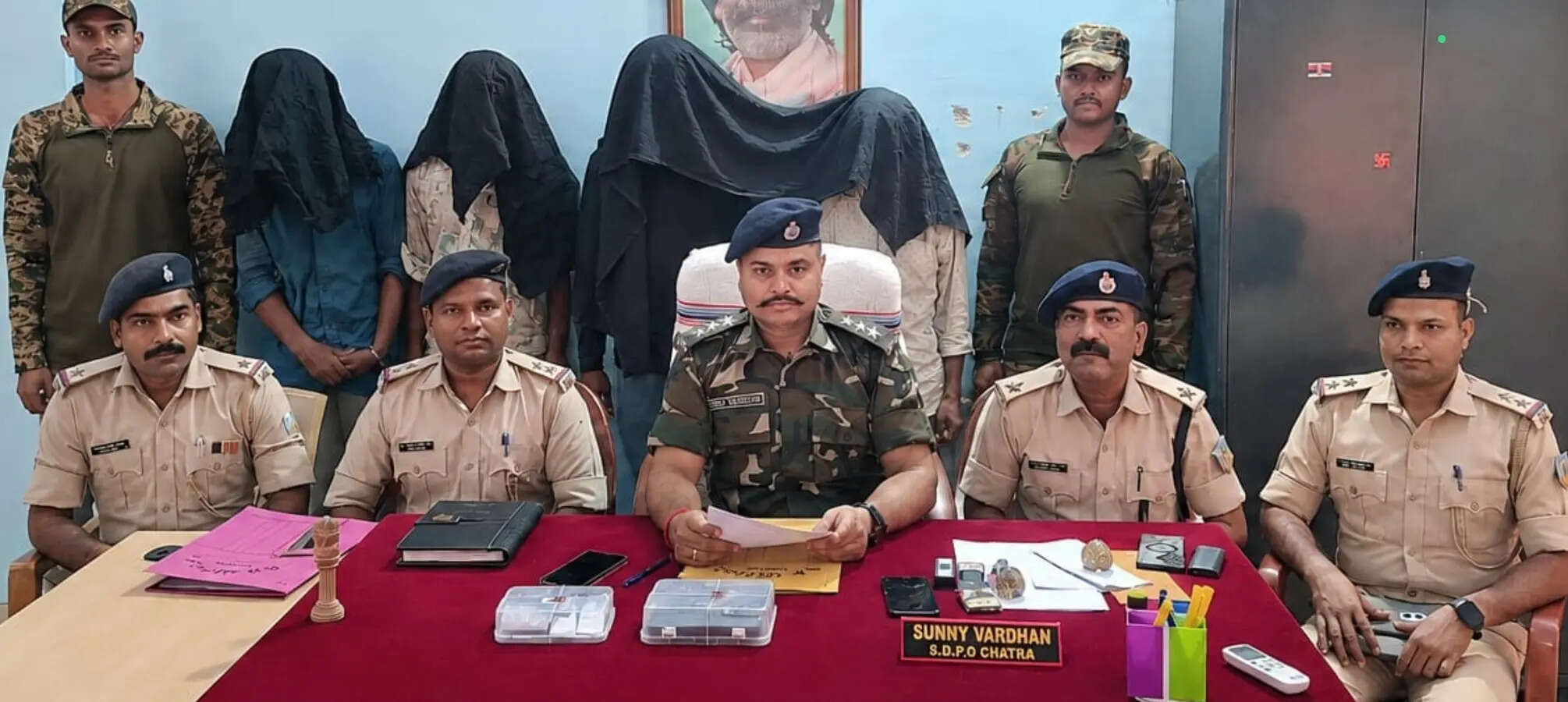 d34a4ee3-735a-4298-bf81-6bc3b41c8df7_Arrested_smugglers_in_Chatra_on_Saturday.Vishvendu_Jaipuriar.jpg