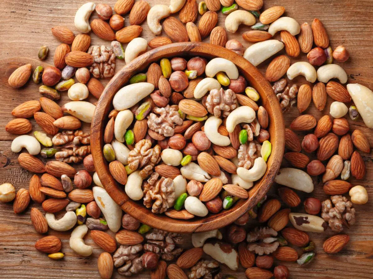 What to eat: Oats, brown rice, whole‑wheat toast, quinoa; a small handful of almonds or walnuts.Why it helps: Stable blood sugar reduces irritability and “reward seeking” after meals; fiber and healthy fats keep you fuller so you’re less likely to reach for a smoke. Whole grains and nuts (steady energy)