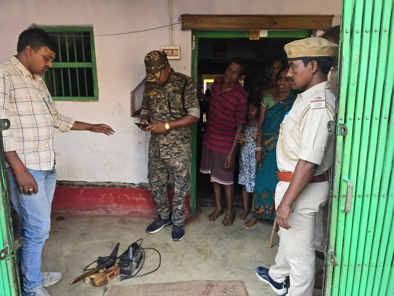 ed763885-6654-40f2-8309-9f3ef14e25dd_Bokaro_illegal_timber_smuggling_and_sawmill_network_busted_1.jpg