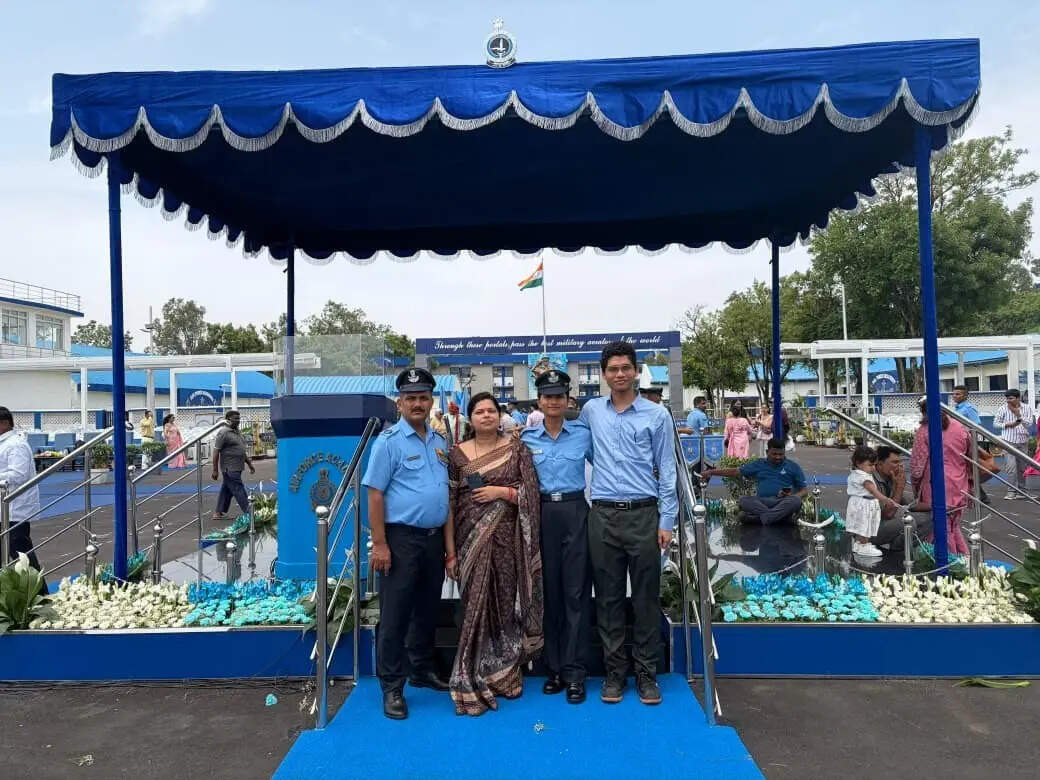 65843920-ef12-4714-84bb-a755d4dc2b93_Divyanshi_with_her_family.jpeg