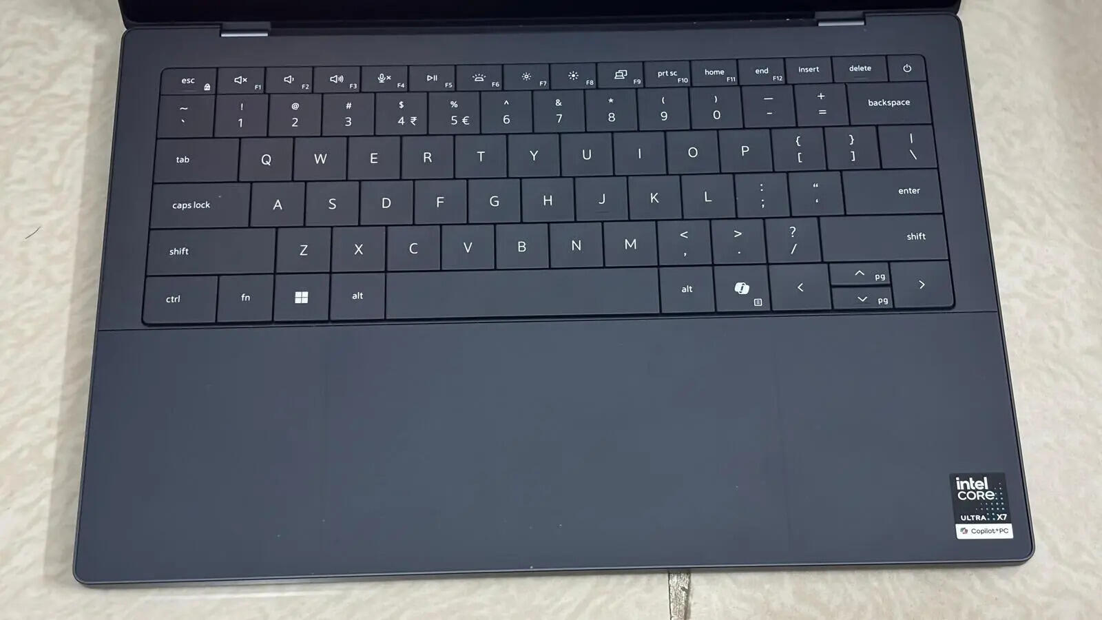 Large keys and almost invisble trackpad