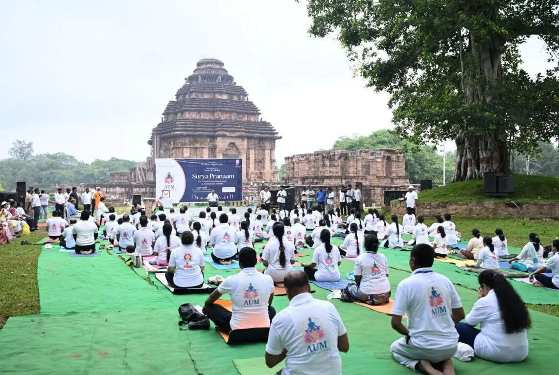 Surya Pranam at Konark temple.jpg