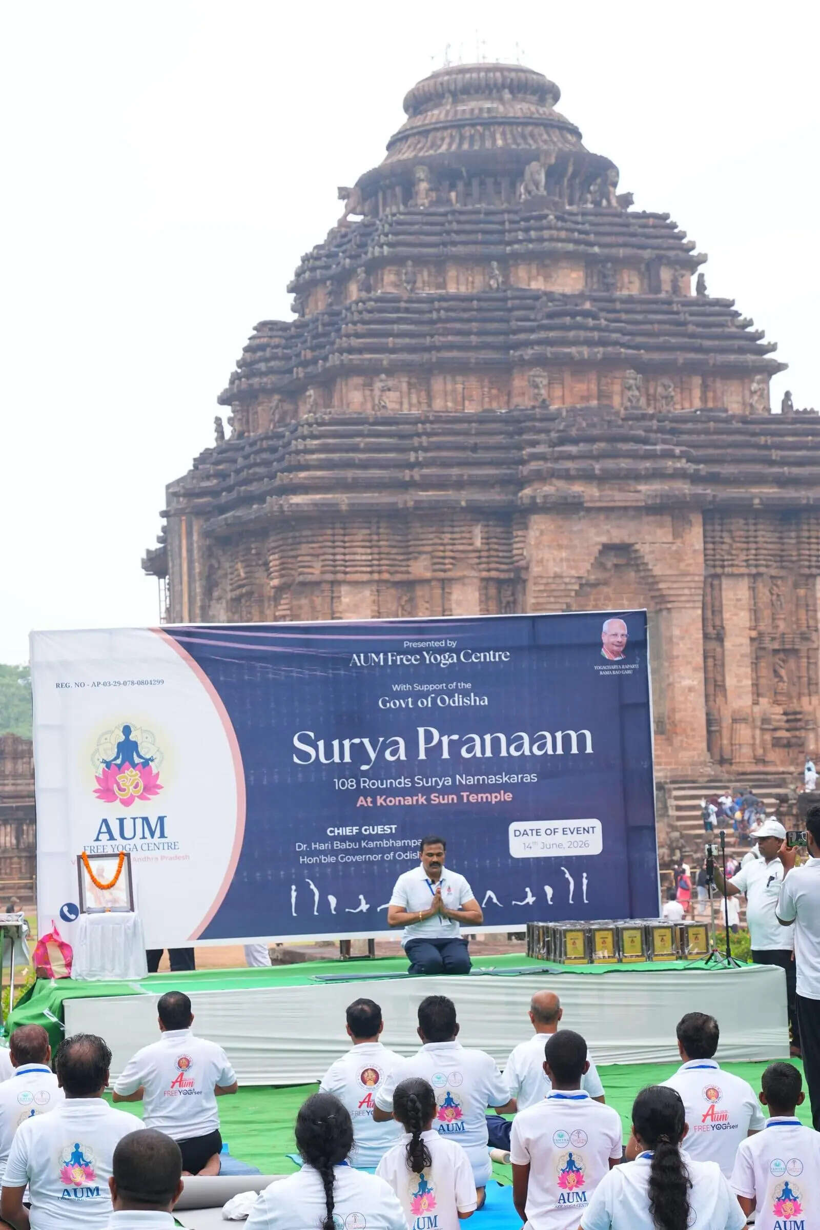 Surya Pranam at Konark temple 2.jpg