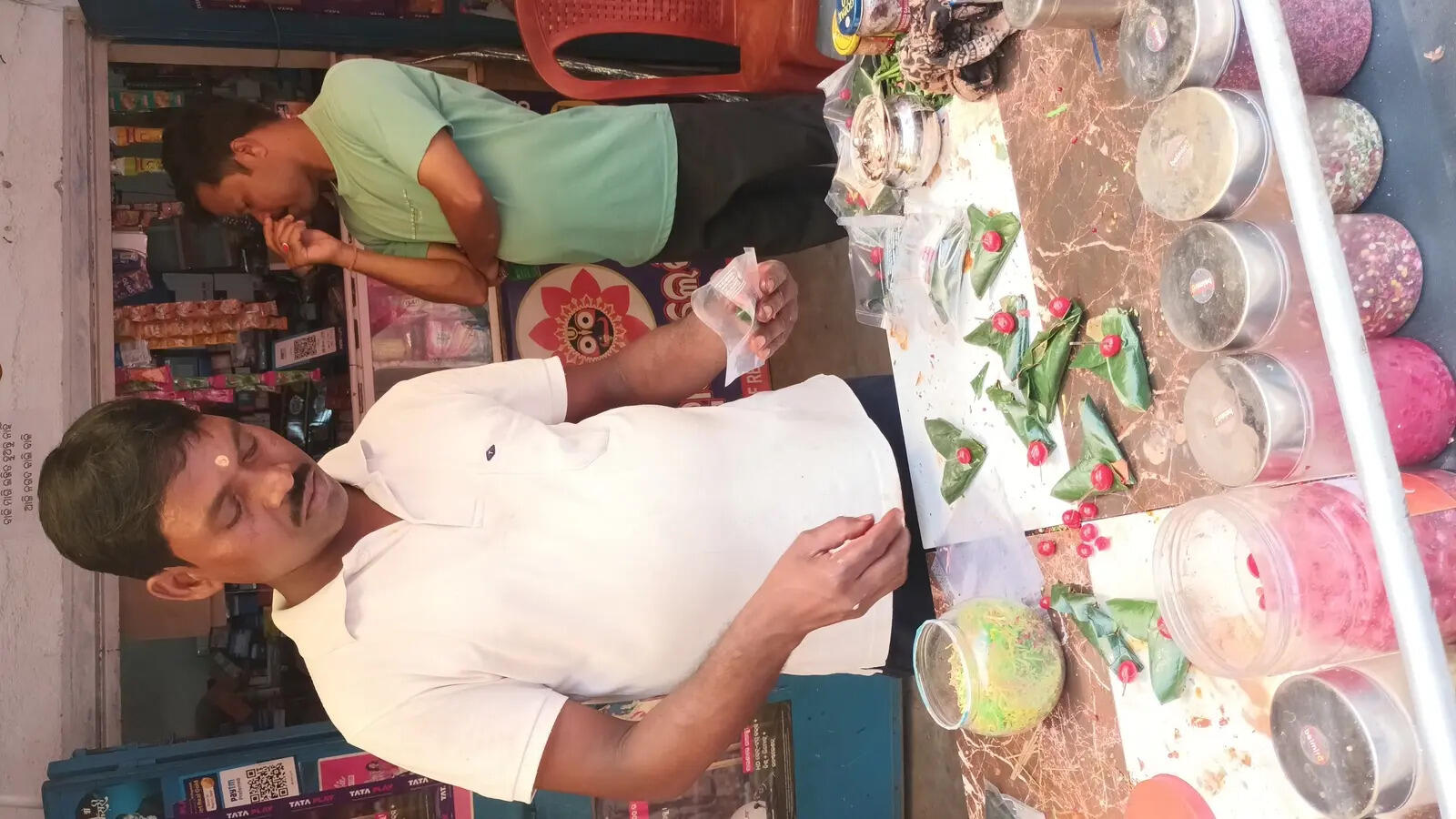 da85f83b-626d-4605-a14d-95b4dd0447cf_14BhuRourkela_photo_Raja_paan_being_prepared_in_a_shop.jpg