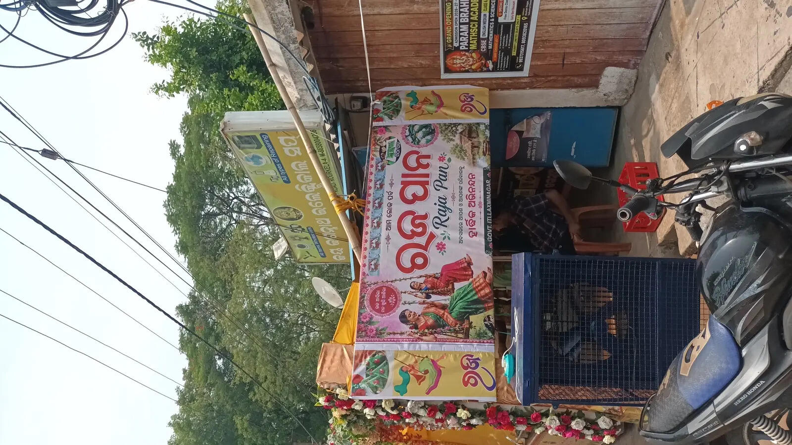 723d8a06-0d8b-432f-9a19-791a522d0a80_14BhuRourlela_Raja_paan_being_sold_in_a_shop_.jpg