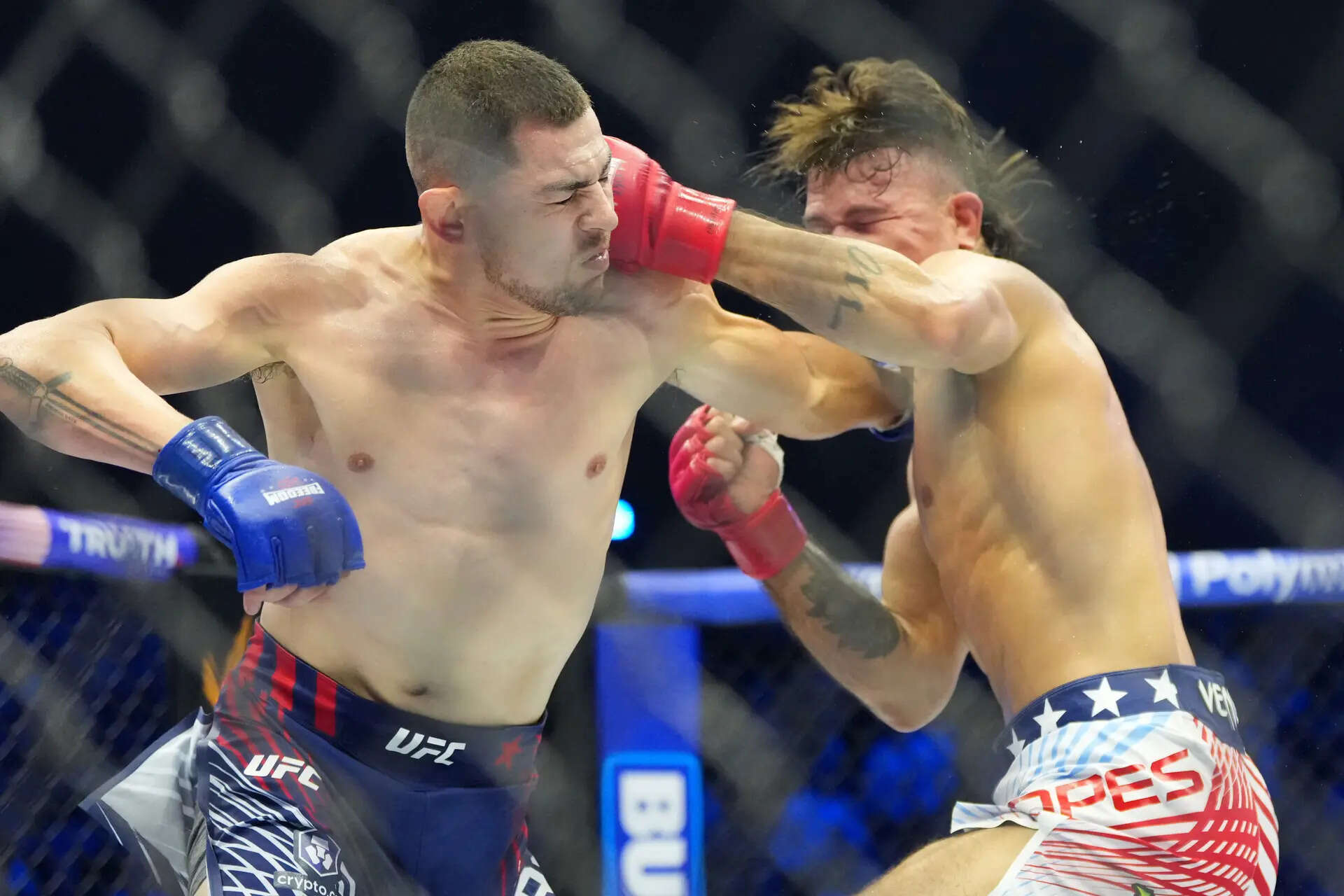 Diego Lopes, right, fights Steve Garcia in a featherweight bout during UFC Freedom 250 on the South Lawn of the White House, Sunday, June 14, 2026, in Washington. (AP Photo/Alex Brandon) UFC Freedom 250 Trump