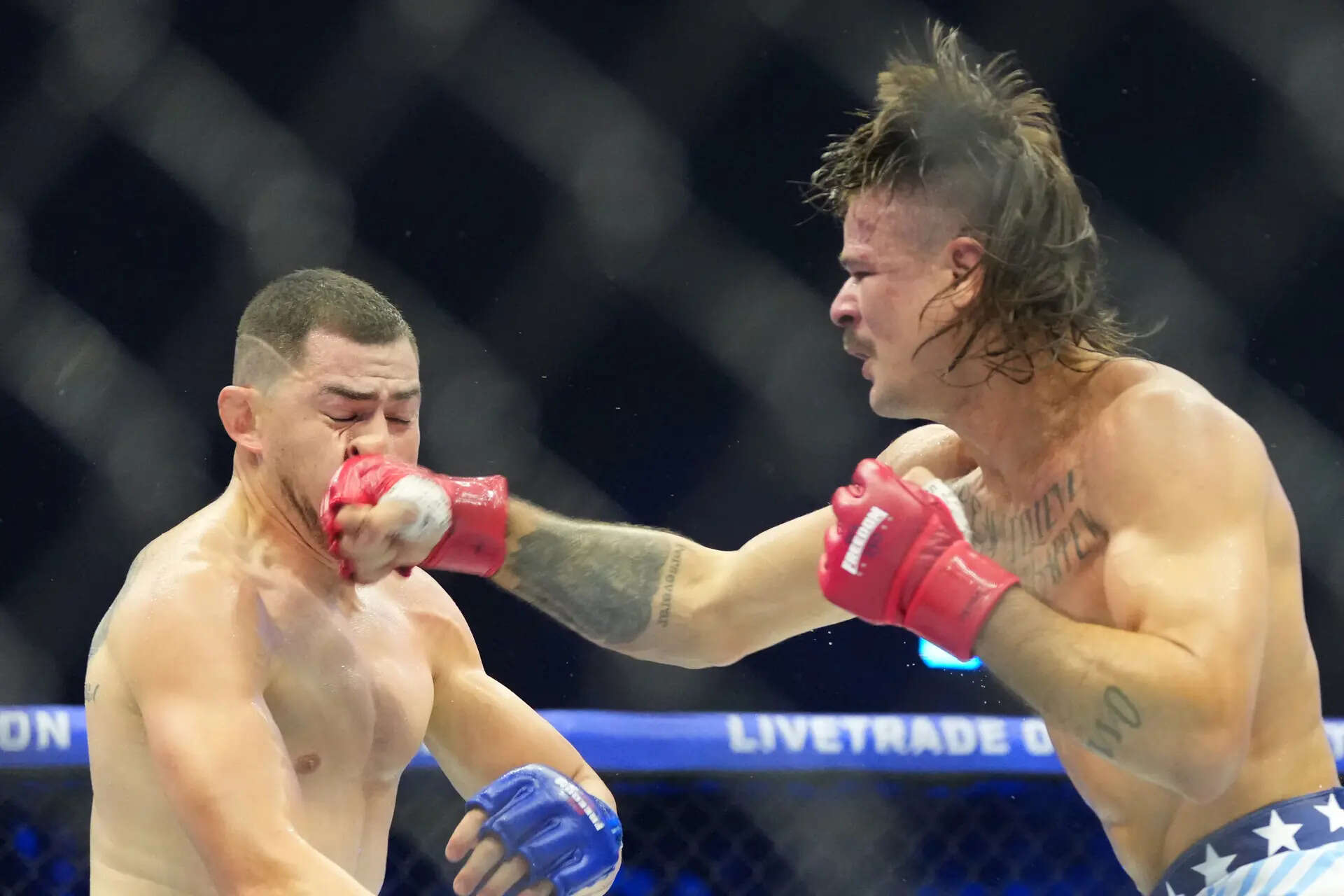 Diego Lopes, right, fights Steve Garcia in a featherweight bout during UFC Freedom 250 on the South Lawn of the White House, Sunday, June 14, 2026, in Washington. (AP Photo/Alex Brandon) UFC Freedom 250 Trump