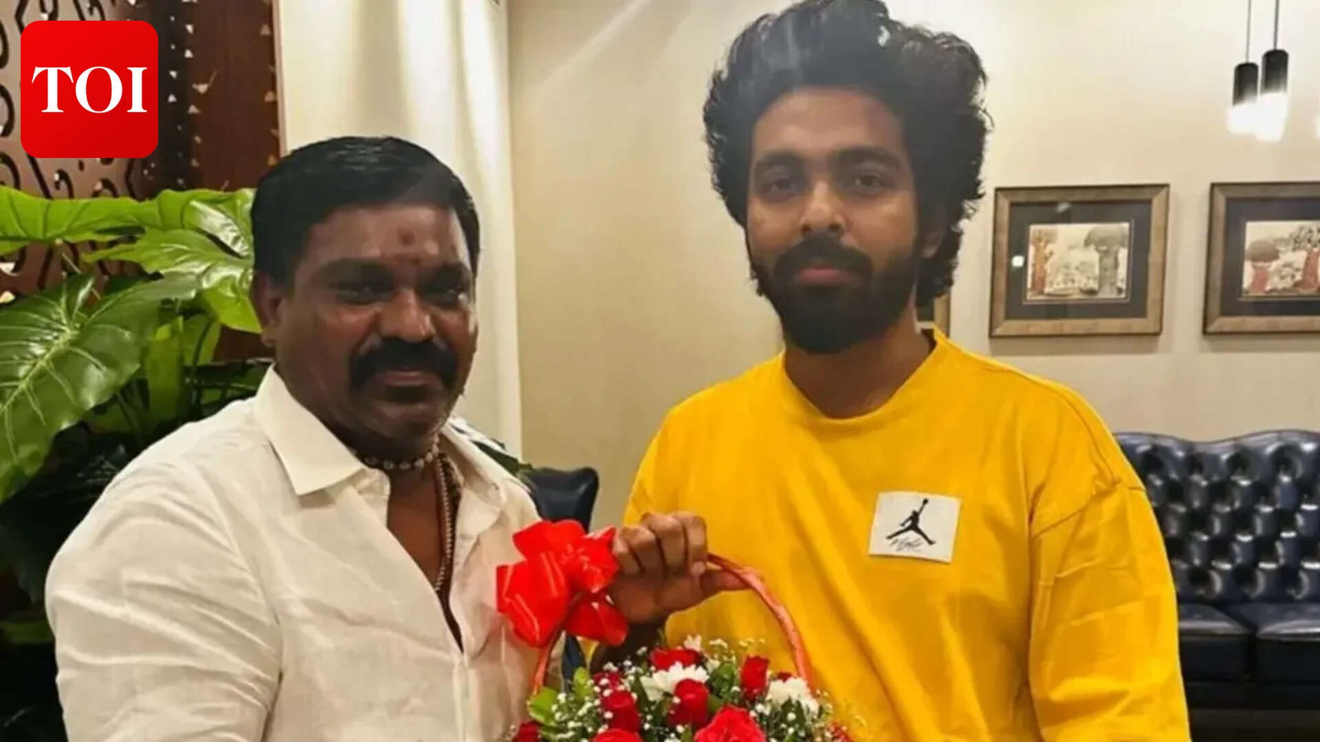Velmurugan gifts gold chain to GV Prakash