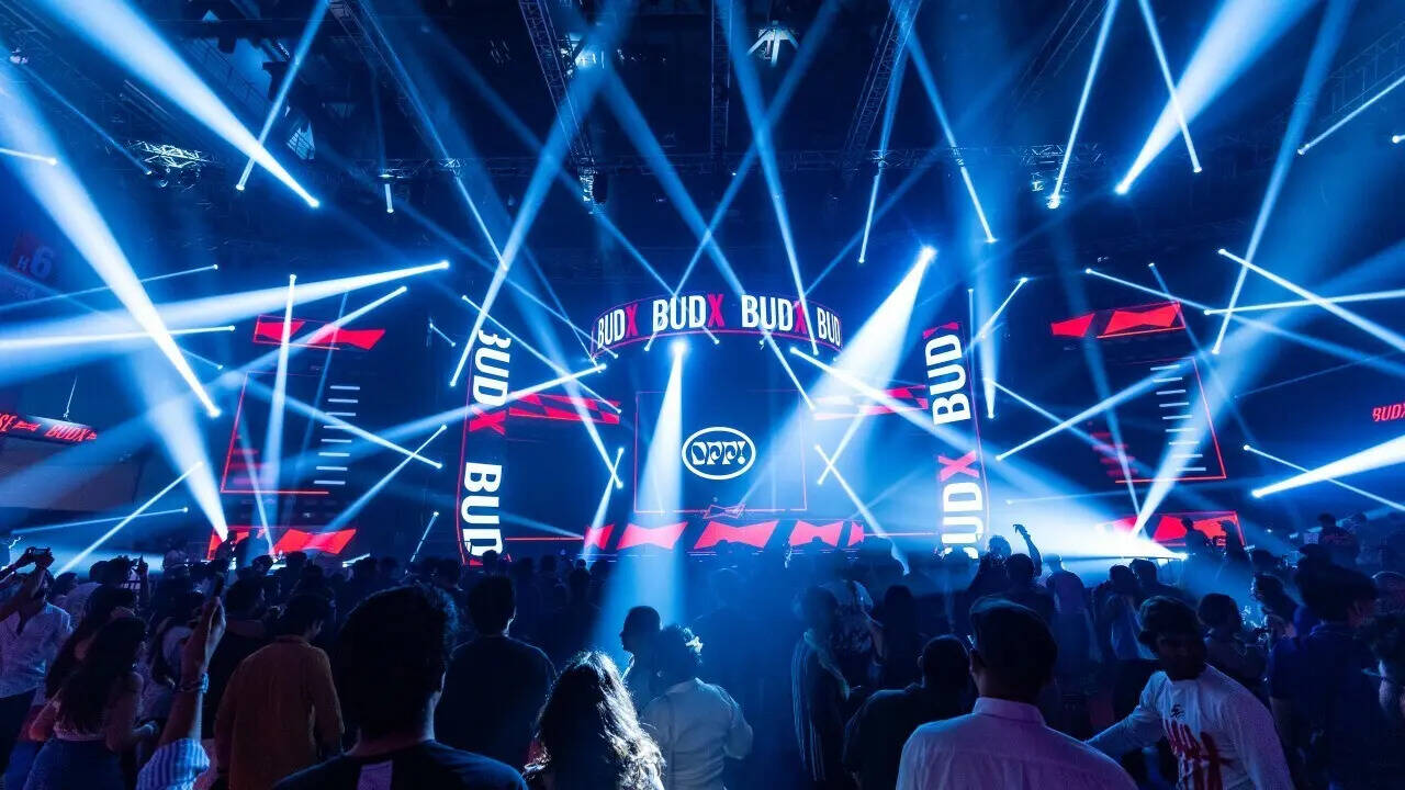 Crowd BUDX NBA House 2026