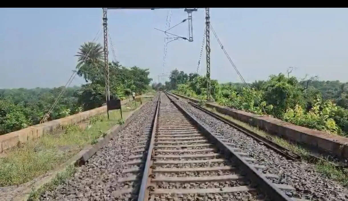 da8e4473-cc79-4801-b50f-806c314f860f_Police_and_RPF_personnel_investigate_near_the_Barki_Singhdih_railway_bridge_on_the_TalgariaMahuda_rail_section_in_Bokaro_7.jpg