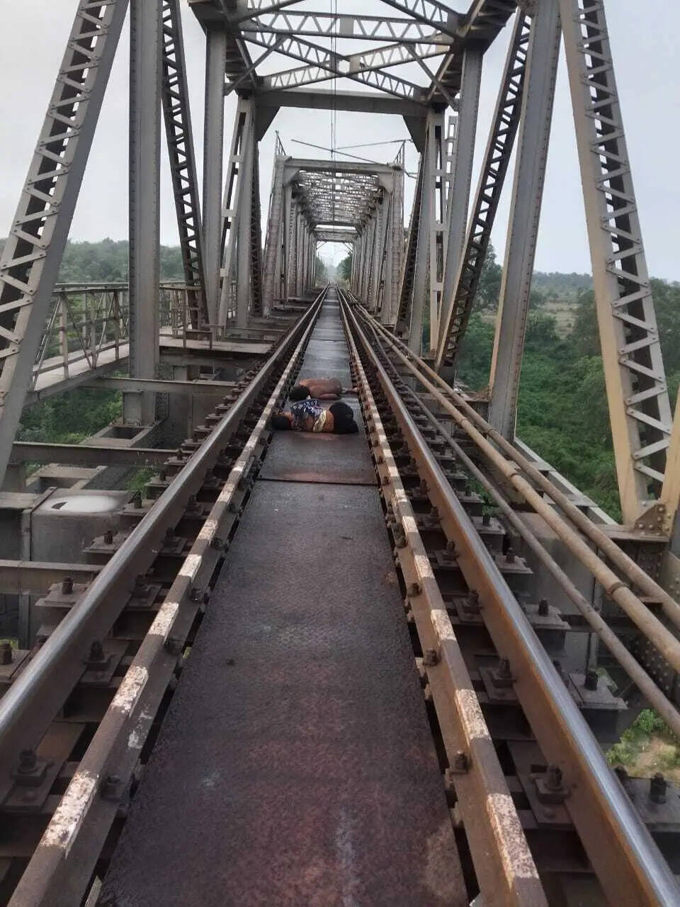 12161392-878b-4c3e-9788-18e5201f63ca_Police_and_RPF_personnel_investigate_near_the_Barki_Singhdih_railway_bridge_on_the_TalgariaMahuda_rail_section_in_Bokaro_6.jpg