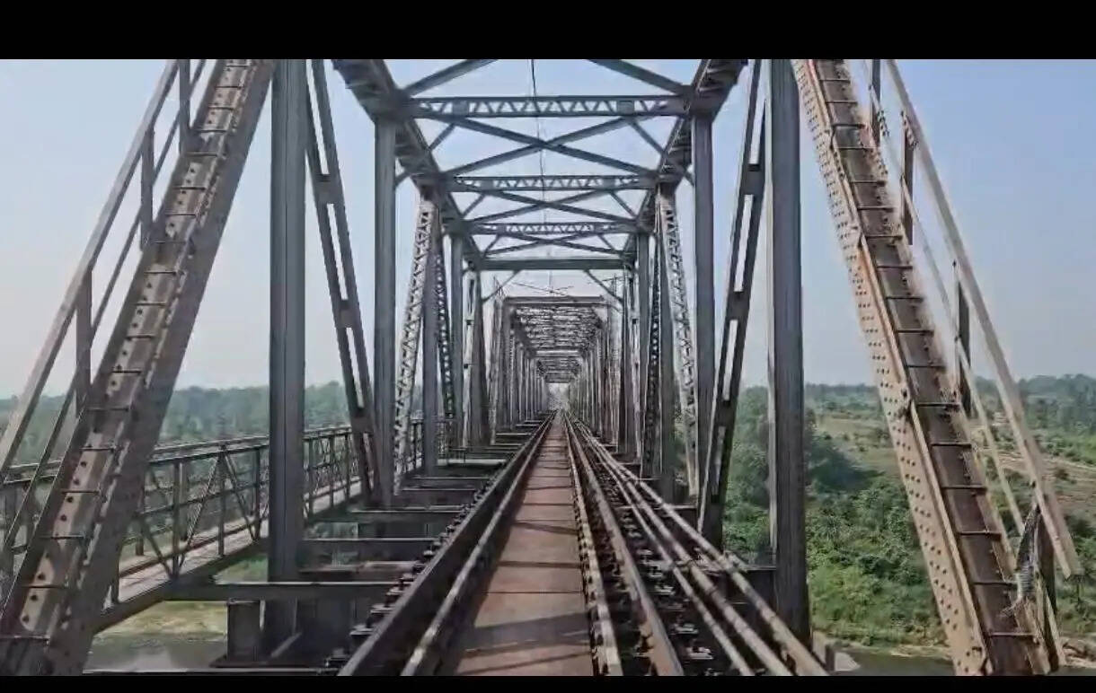 1f8d4fe4-20af-4e77-9457-510bf1037c9e_Police_and_RPF_personnel_investigate_near_the_Barki_Singhdih_railway_bridge_on_the_TalgariaMahuda_rail_section_in_Bokaro_5.jpg