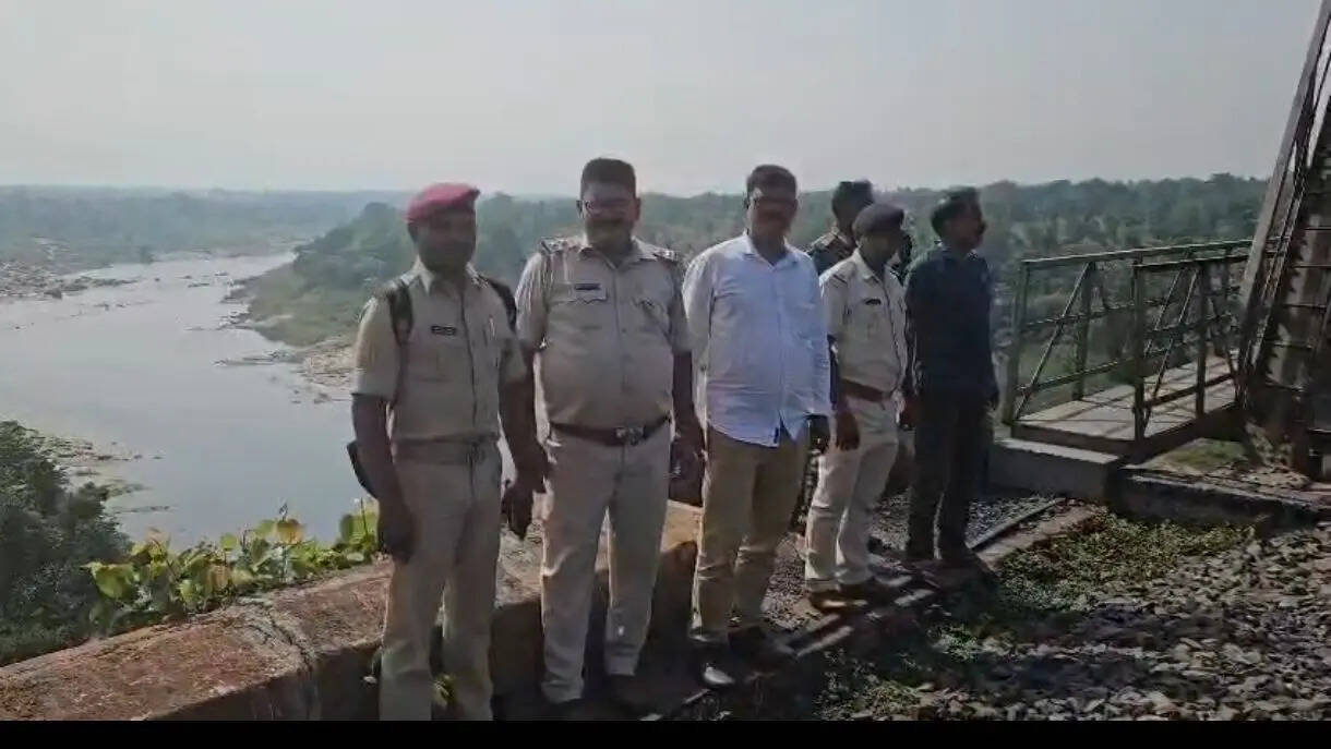 b7a80b8e-c662-464a-8188-f5928a5c8aa5_Police_and_RPF_personnel_investigate_near_the_Barki_Singhdih_railway_bridge_on_the_TalgariaMahuda_rail_section_in_Bokaro_3.jpg