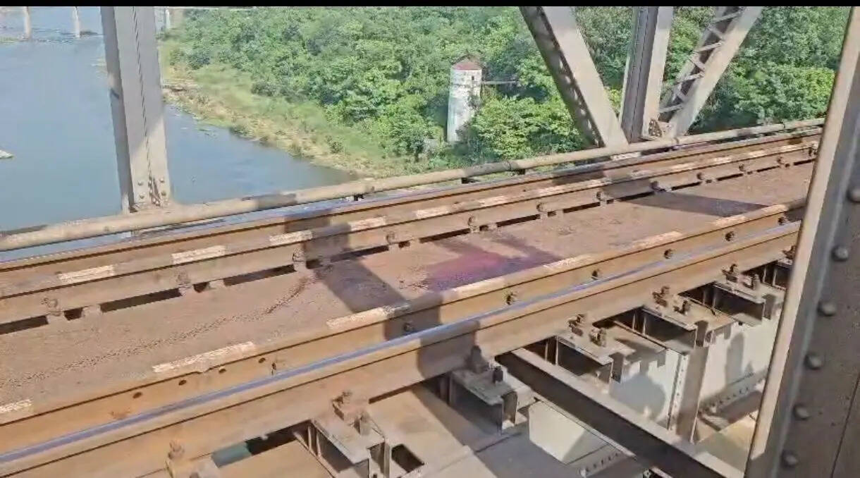 cde2b02b-39b6-4180-8a78-464cead15363_Police_and_RPF_personnel_investigate_near_the_Barki_Singhdih_railway_bridge_on_the_TalgariaMahuda_rail_section_in_Bokaro_1.jpg