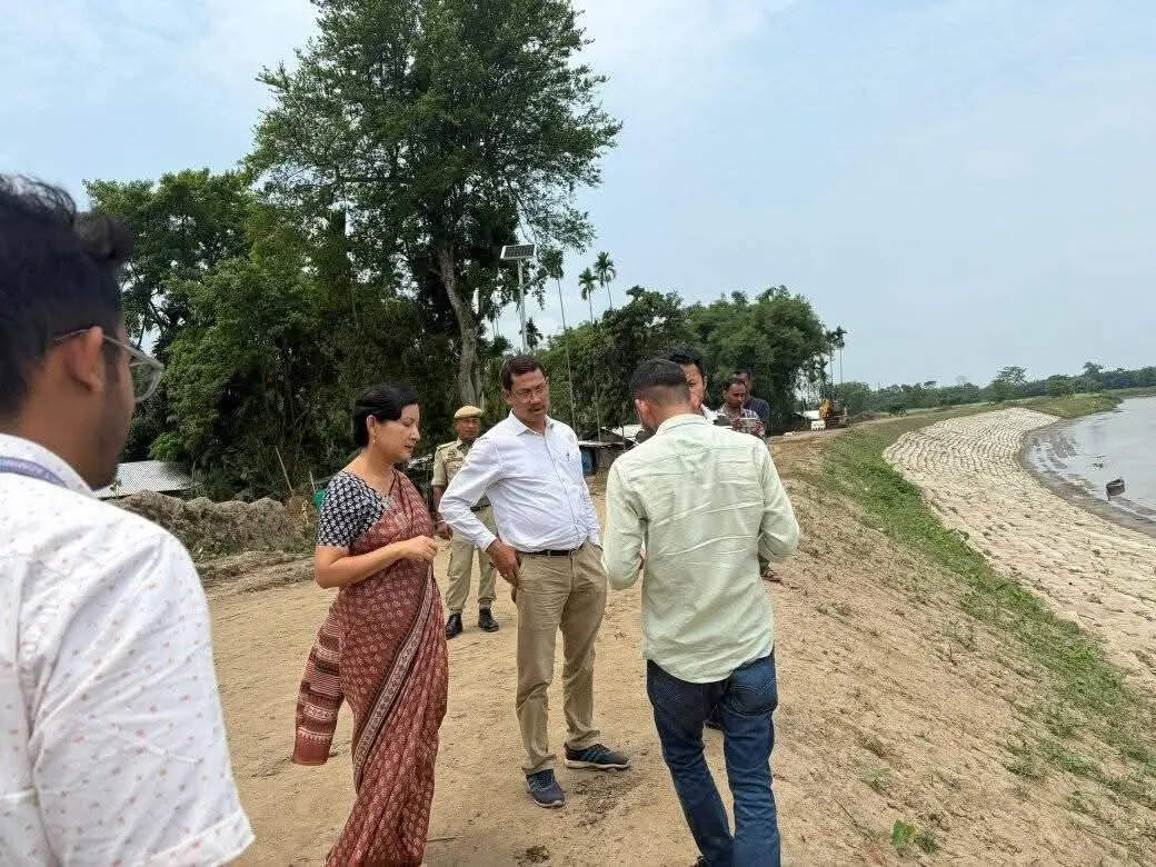a5ee3021-c4e6-42da-b43a-9e948241fc29_DC_Pubali_Gohain_embankment_inspection_.jpg