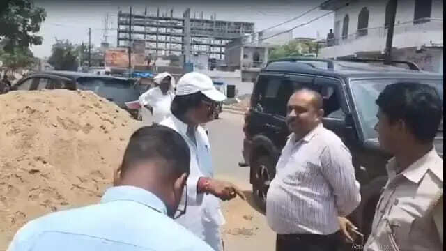 4539dea0-34af-4e04-a88f-5bd601bb043c_Yogendra_Sawin_cap_talks_to_Sadar_Circle_Officer_Ashutosh_Kumar._Vishvendu_Jaipuriar.jpg