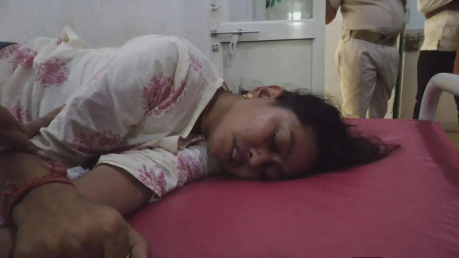 3c90b19d-cbc3-41c3-9fe6-ed3465c5494a_Lady_Sarapanch_Chameli_Ojha_in_the_hospital..jpg