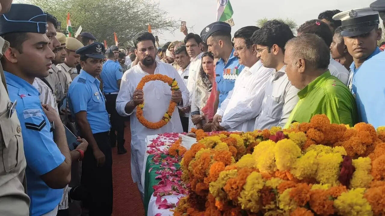 Tributes paid to Agniveer Vayu Khemaram Kumawat who was martyred in airforce plane crash in Assam (2).jpeg