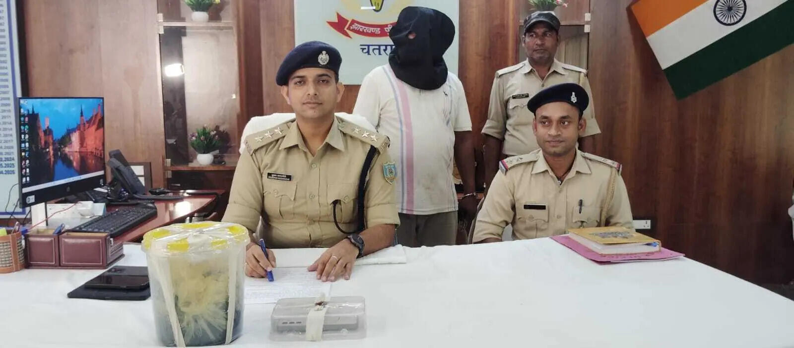 d265a66c-7015-429e-a740-b210ed49a55e_Arrested_smuggler_in_Chatra_on_Tuesday.Vishvendu_Jaipuriar.jpg