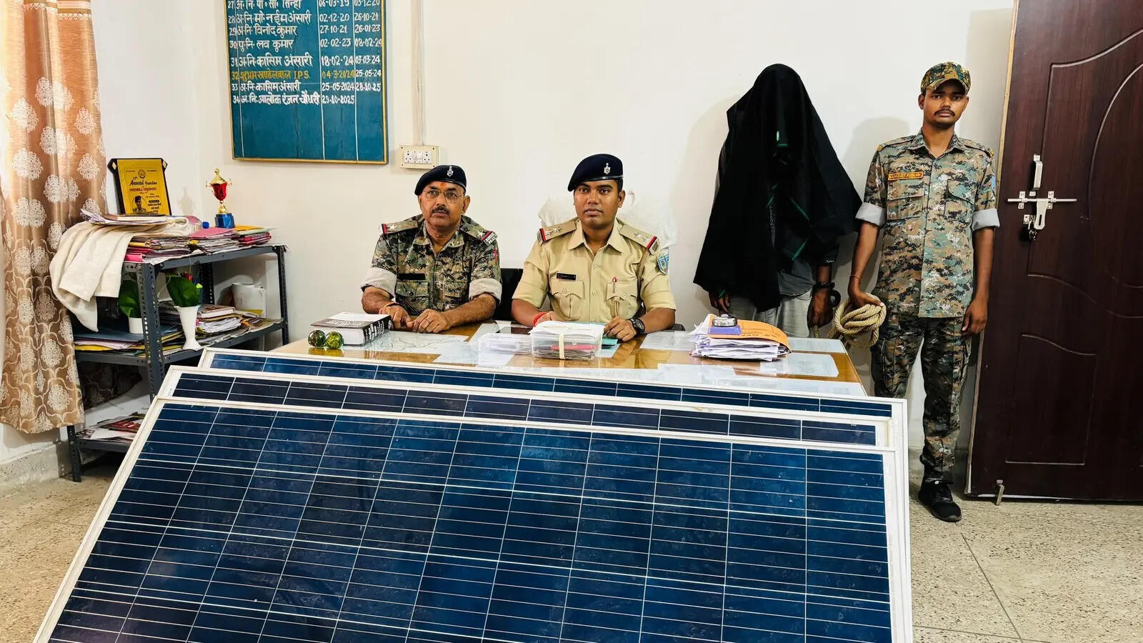 611da423-91ee-46ed-ad7c-810e79b3ff63_Arrested_thief_with_solar_plate_in_Chatra.Vishvendu_Jaipuriar.jpg