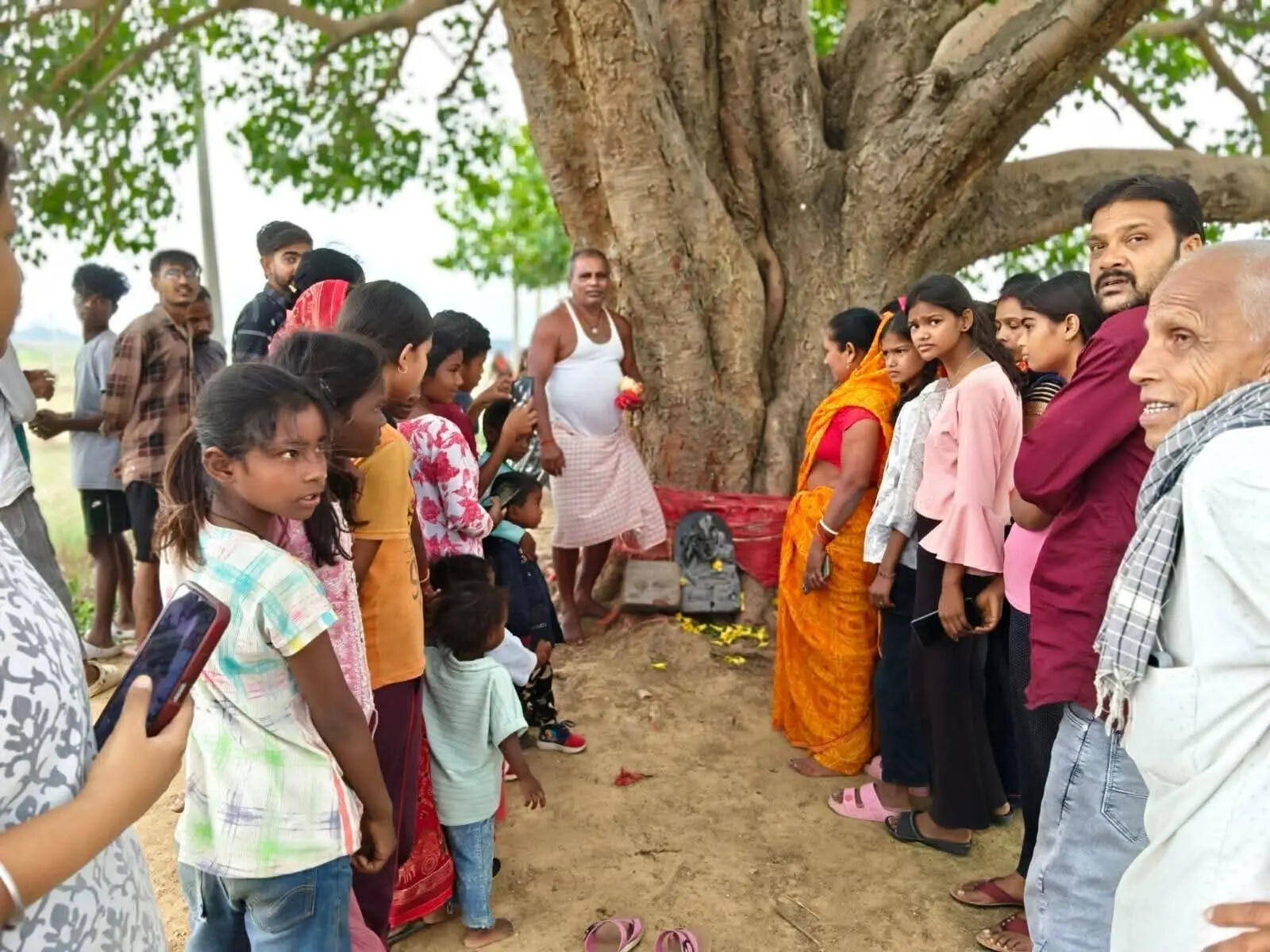 99edf6b9-b200-49f3-96c0-282235b89f08_People_visiting_the_spot_worshiping_the_idol_in_large_numbers.Vishvendu_Jaipuriar.jpg