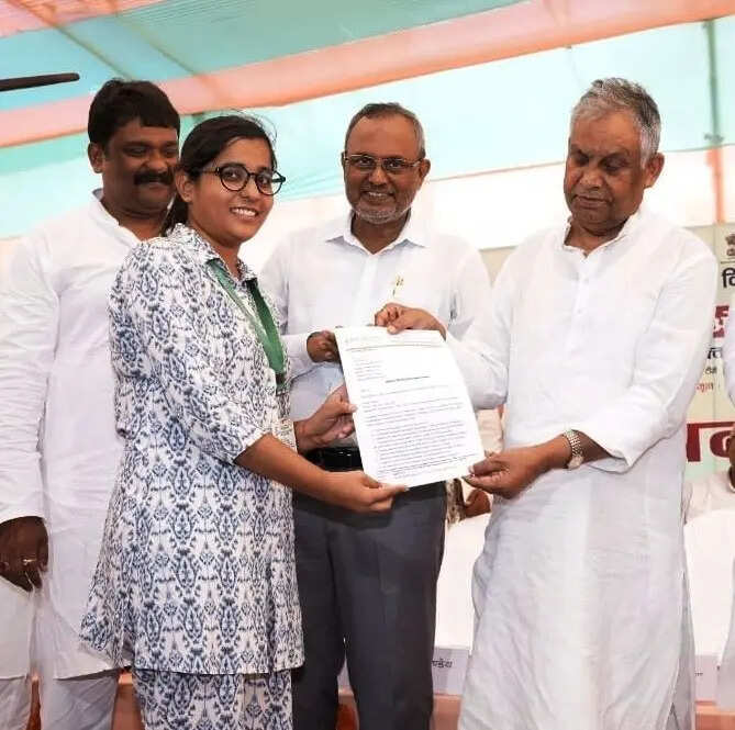 fb2a68f6-e38d-45d6-a8fe-0ada80787c78_Minister_Ram_Nath_Thakur_presenting_internship_and_job_offer_to_a_student_of_RPCAU_at_Pusa_on_Wednesday_.jpg
