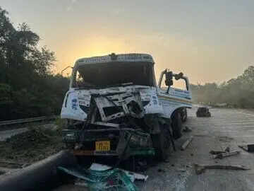 2fedc769-5914-41fd-993a-2f263dd63fdf_Damaged_vehicle_in_Chauparan.Vishvendu_Jaipuriar.jpg