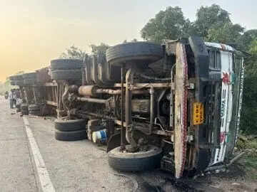 409a39d9-e715-4ab6-933a-f41003923175_Overturned_vehicle._Vishvendu_Jaipuriar.jpg
