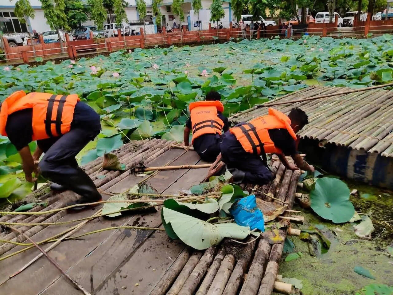 130754d2-8fec-4104-b0d9-fd2204bdc9d4_Mitha_Pukhuri_cleaning_.jpg