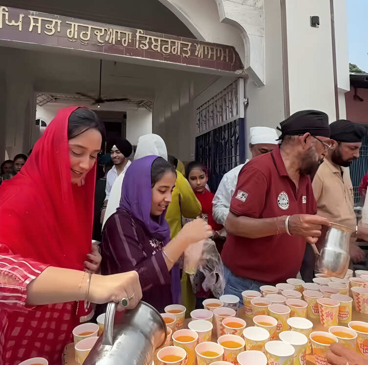 2e86b5e8-3668-4df0-b7dd-ea4779159cbd_Dibrugarh_Gurudwara_Chabeel_distribution_.jpg