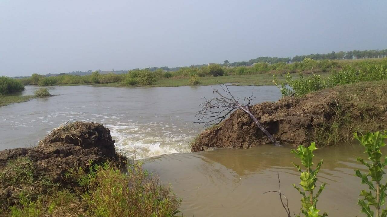 69d4a855-e479-4dea-97c4-061e17bf77ee_Tidal_waves_breach_saline_embankment.jpg