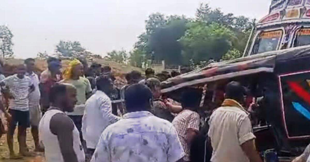 39c6ed61-e58d-4ac8-af72-76cc427db3af_truck_collided_with_an_auto_carrying_students-1.jpg