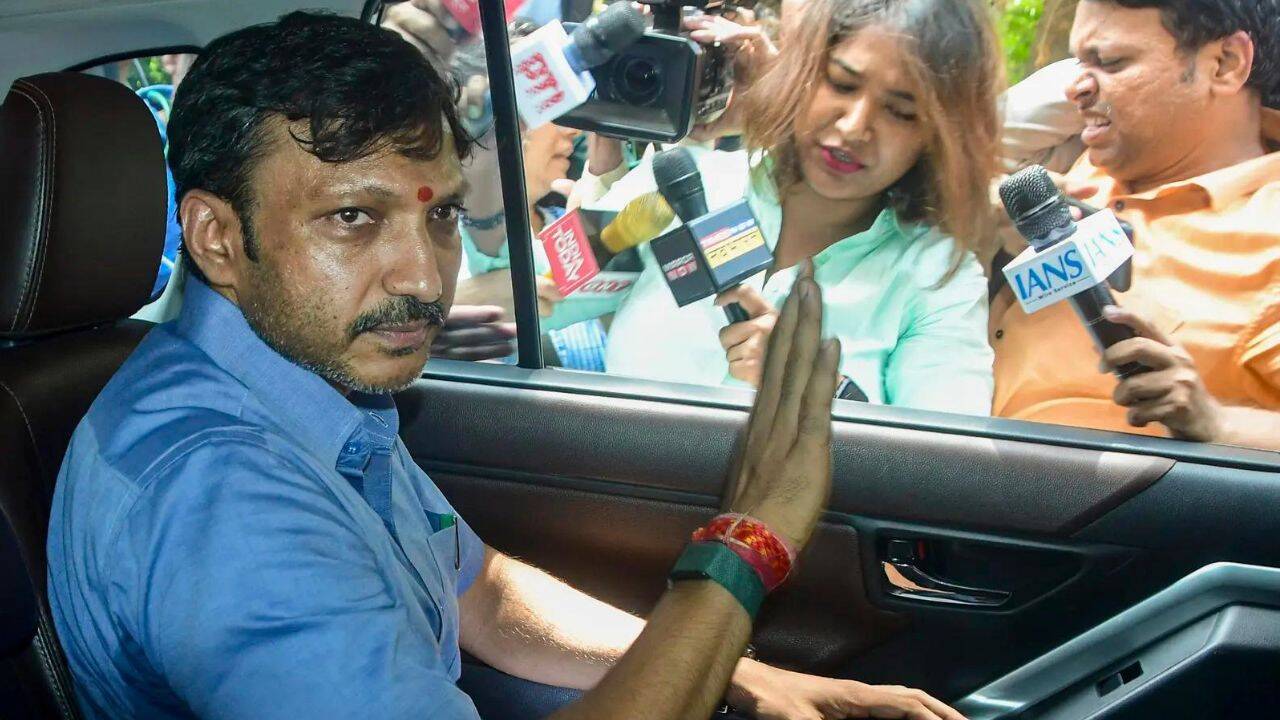 Shiv Sena (UBT) Hopes Rebel MP Nimbalkar Will Stay After Skipping Meeting