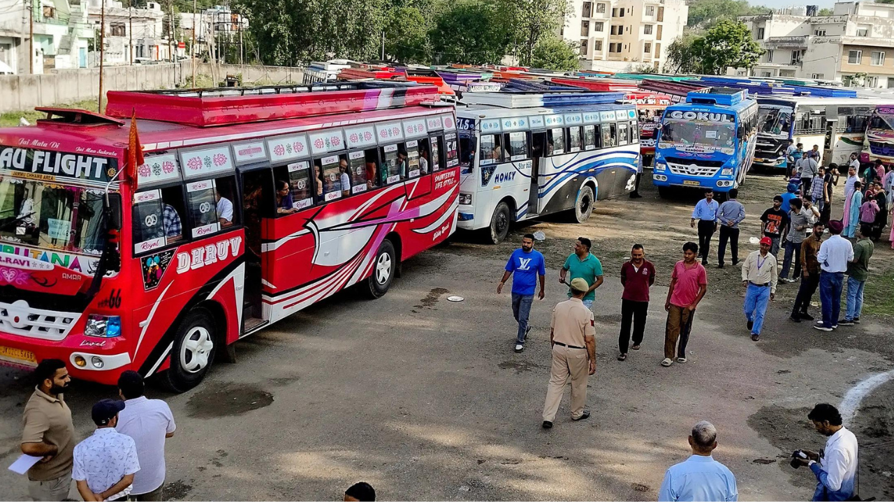खीर भवानी यात्रा का आगाज़: 8,500 से अधिक श्रद्धालु जम्मू से कश्मीर घाटी के लिए रवाना