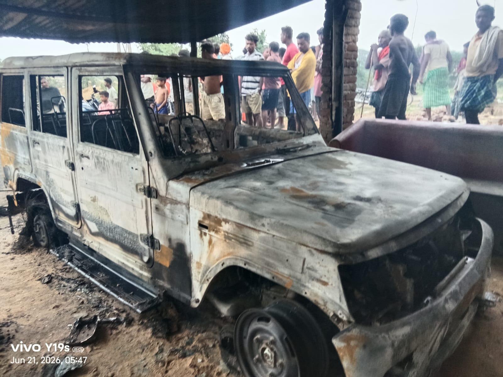 e77e9f45-99cb-4e4a-8977-d986535a8865_Charred_vehicle_in_Chatra.Vishvendu_Jaipuriar.jpg