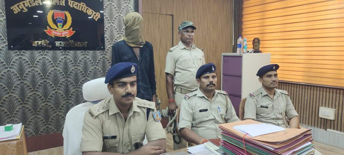 The arrested drugs peddler in custody 86d0a557-2c2c-48b9-a9c3-cda1bfc77f10_Police_officials_with_arrested_smuggler_in_Hazaribag_on_Sunday.Vishvendu_Jaipuriar.jpg