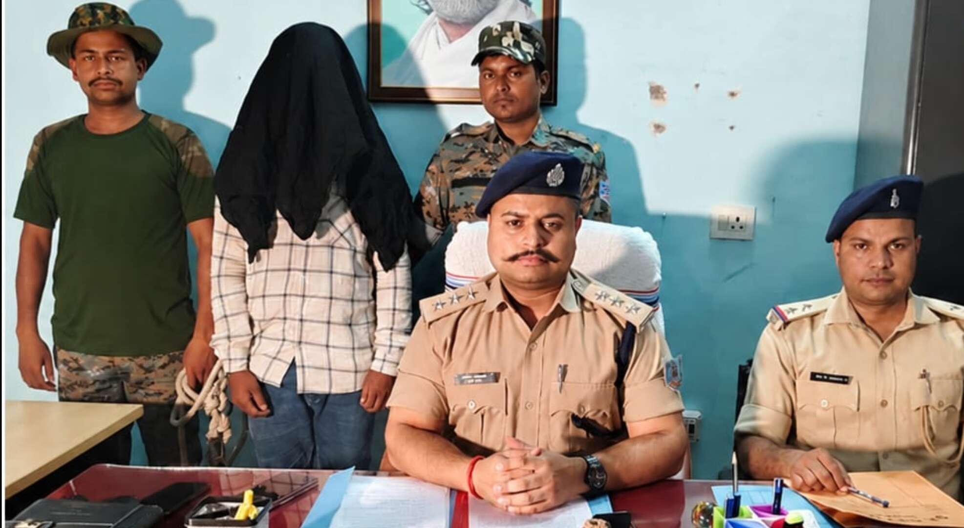 7464e871-7b8d-49a3-95d4-06ceab23208c_Police_officials_with_arrested_smuggler_in_Chatra.Vishvendu_Jaipuriar.jpg