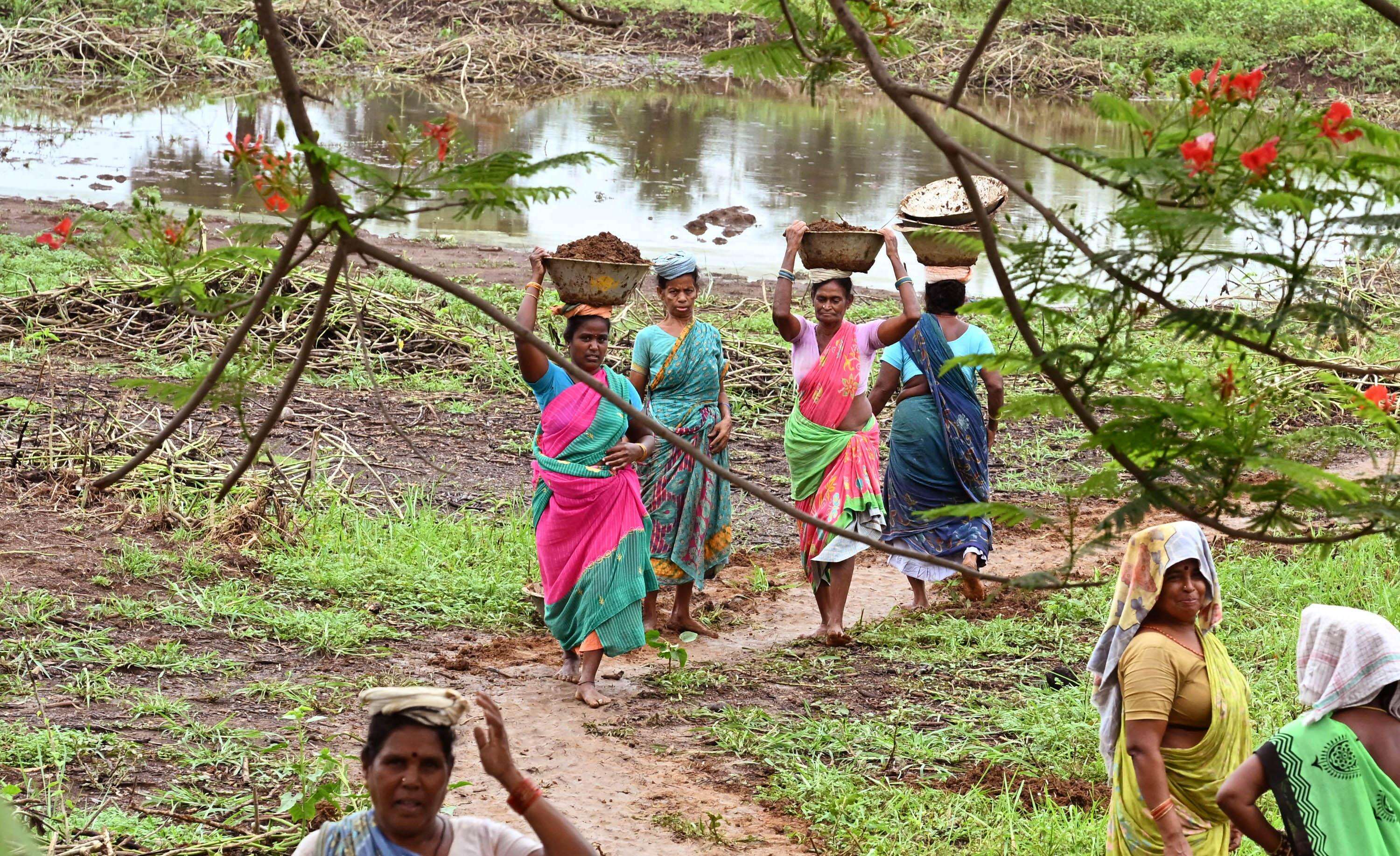 MGNREGA workers.jpg
