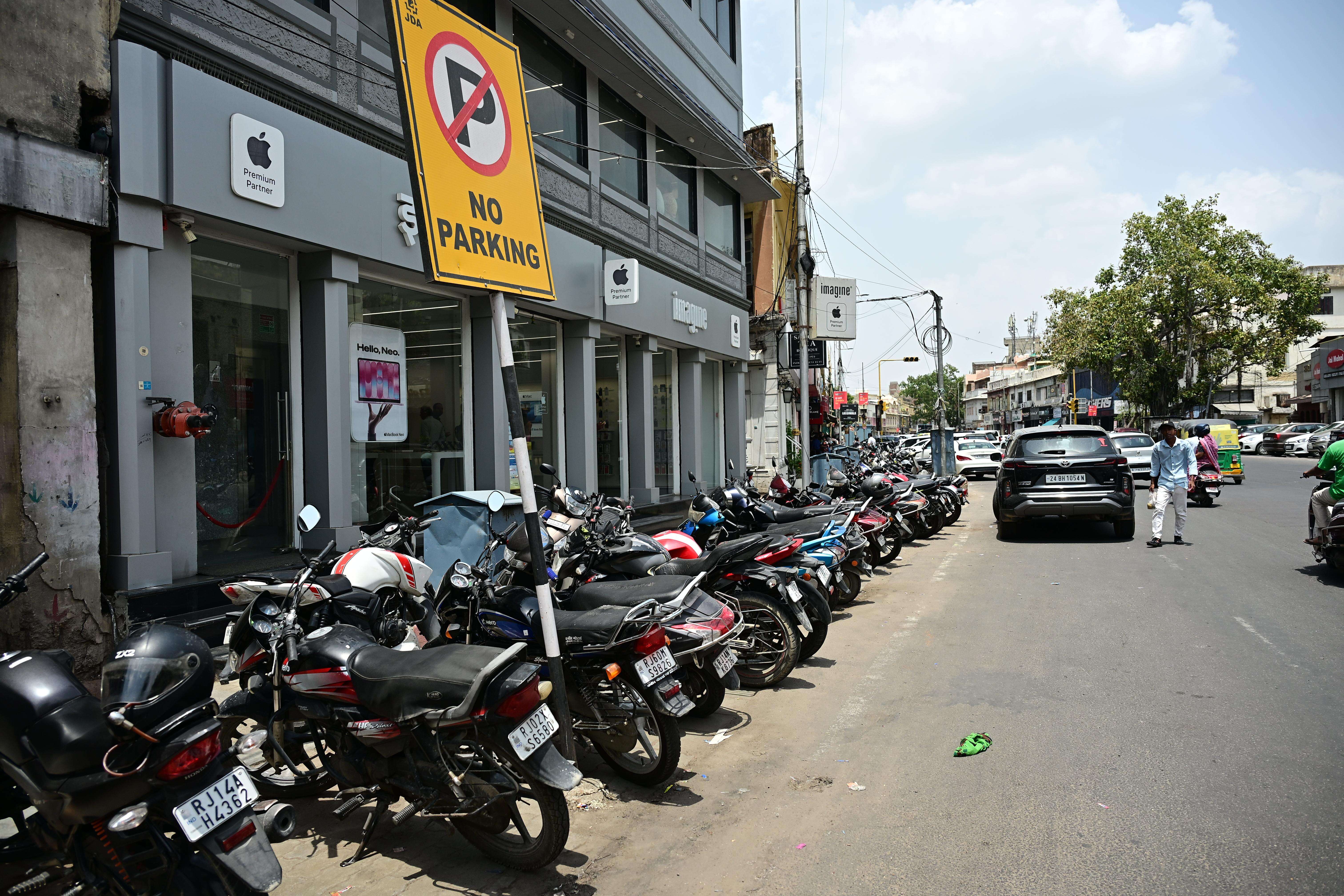 Footpath at MI Road encroached by two wheelers; pedestrians are forced to use main road amidst traffic (Bhagirath) (2).JPG