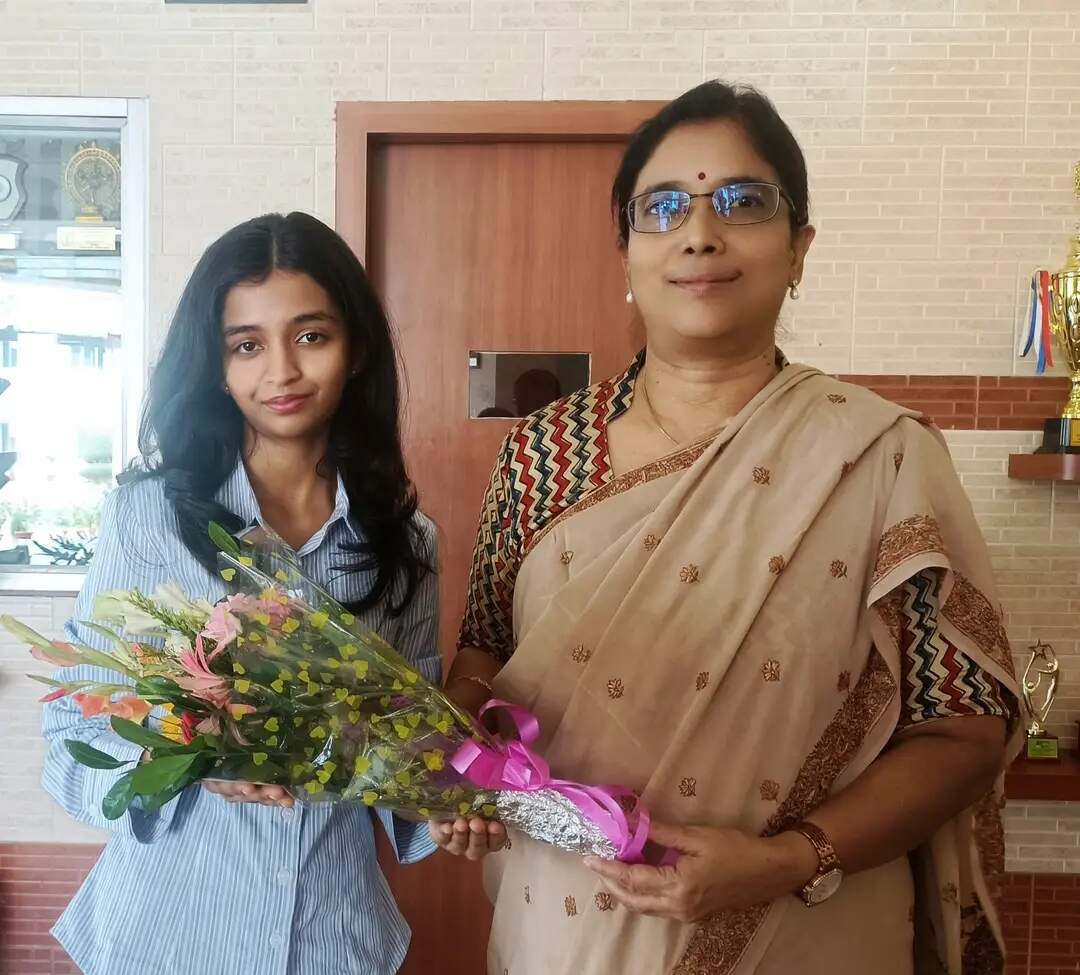 d15aa81e-98b7-4f5f-a60f-9f6d7099468d_Avni_Kejriwal_with_Principal_Jaya_Chauhan.jpeg