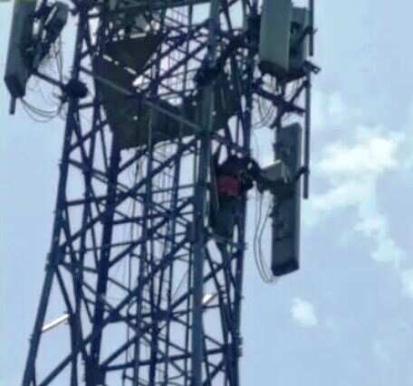2b715b19-d00c-483b-9263-9c249375229a_A_girl_climbed_a_mobile_tower_in_Gomia.jpg