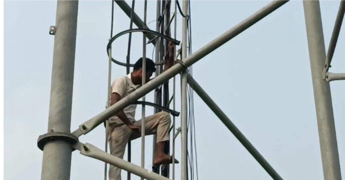 56fc8771-8396-4d05-a7d1-4a6754fb9ff4_A_youth_climbed_a_mobile_tower_in_Chandrapura_on_June_22.jpg